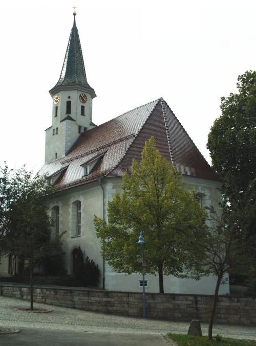 Blasiuskirche in Kleinengstingen mit Bäumen vor der Kirche