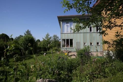 Waldorfkindergarten Engstingen mit sehr grünem Garten