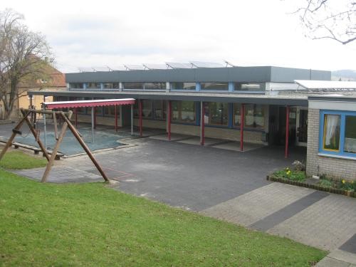 St. Martin Kindergarten Großengstingen mit Sandkasten und Schaukel