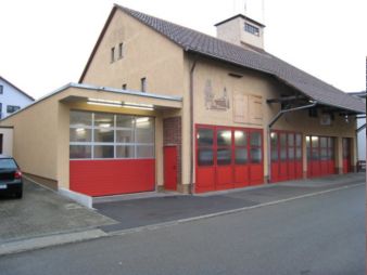 Feuerwehrgerätehaus Großengstingen Feuerwehrgerätehaus Großengstingen. Im Inneren brennt das Licht.