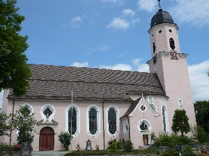 Katholische Kirche St. Martin in Großengstingen unter blauem Himmel