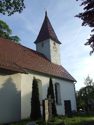 Kohlstetter Kirche unter blauem Himmel