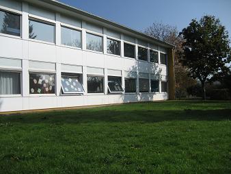 Kindergarten Kohlstetten mit grüner Wiese im Vordergrund