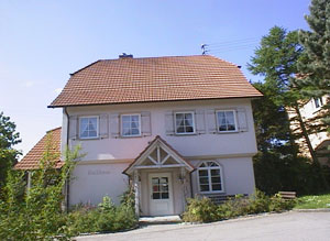 Backhaus Großengstingen unter wolkenlosem, blauen Himmel